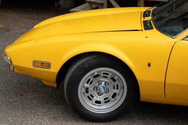 Bordeaux, Fransa - 04 24 24 2024: de tomaso pantera gts italyan V8 spor otomobil 1971 sarı logo markası ve ön vintage araç üzerinde metin imzası