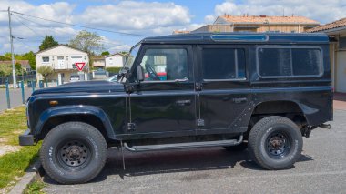 Bordeaux, Fransa - 04: 24 2024: Land Rover defans oyuncusu antika, simgesel İngiliz arabası off road vehicle markası