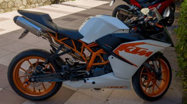 Bordeaux, Fransa - 04: 24 24 2024: ktm Rc 125 motosiklet logosu ve sokak motosikletinin yan tarafında işaret