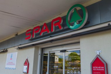 Bordeaux, Fransa - 04: 24 2024: spor imzası metin ve ön cephe logosu ön cephe mağazası süpermarket yerel market
