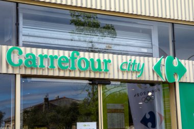 Bordeaux, Fransa - 04 19 2024: Carrefour şehir mağazası süpermarket işareti yeşil logo ve marka metin cephe mağazası Frenchtown market