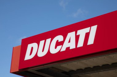 Bordeaux, Fransa - 04 29 29 2024: Ducati logo metni ve İtalyan motosiklet üretimi mağazası ve motosiklet mağazası markası