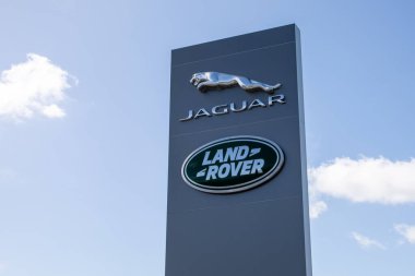 Bordeaux, Fransa - 04 29 29 2024: Jaguar markalı metin ve logo mağazası tabelası bayii araba krom dükkânı krom kedisi tabelası