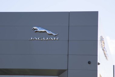 Bordeaux, Fransa - 04 29 29 2024: Jaguar bayisi metin ve logo markası girişi ön cephe mağazası 3d krom vahşi kedi hayvan