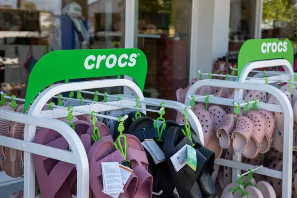 法国波尔多 2024 Crocs文字标志和标识品牌美国公司商店生产泡沫标志卡鞋店鞋类 — 图库照片