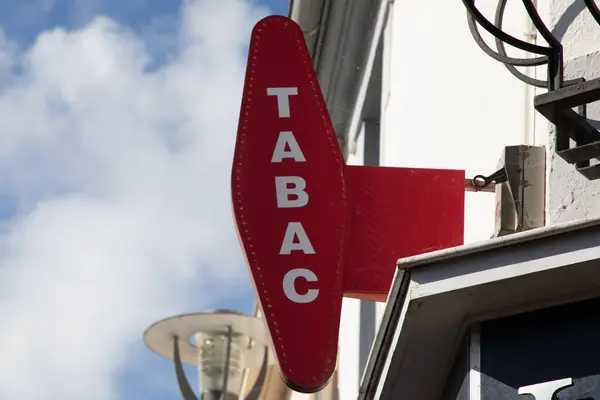 法国波尔多 2024 Tabac商店标志牌法国红店带有法国白牌子文字的烟草标志 — 图库照片