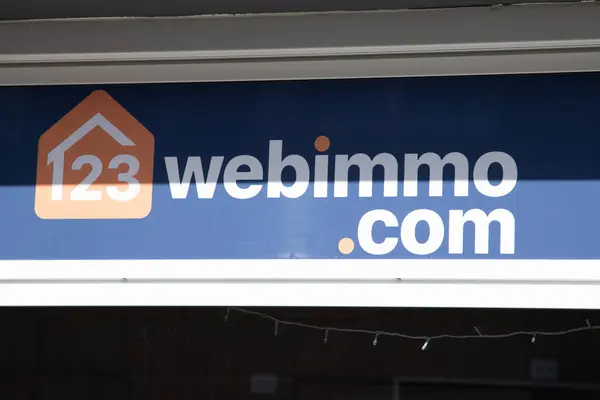 法国波尔多 2024 Webimmo Com商标文字和品牌标志办公室墙壁入口的法国房地产网站脸代理 — 图库照片