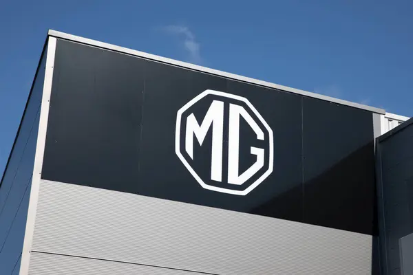 法国波尔多 2024 Mg汽车电动车经销商前面的标志文字和品牌标志在立面 — 图库照片