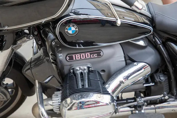 法国波尔多 2024 宝马R18摩托车标志品牌和发动机巡洋舰定制摩托车上的文字标志 — 图库照片