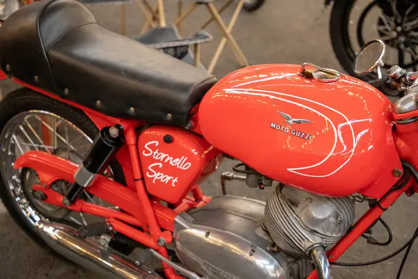 法国波尔多 2024 Moto Guzzi Stornello运动标志品牌和红色复古摩托车上的文字标志 — 图库照片
