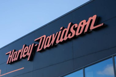 Bordeaux, Fransa - 04 29 29 2024: Harley Davidson logo metni ve motosiklet mağazası perakendecisi ön cephesi