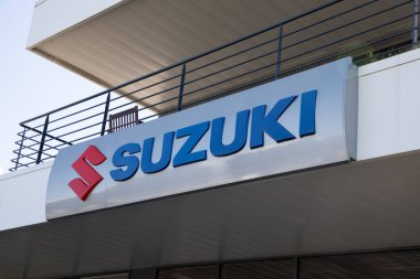 Bordeaux, Fransa - 04 29 29 2024: Suzuki motosiklet otomobil bayii logosu ve metin markası ön cephede