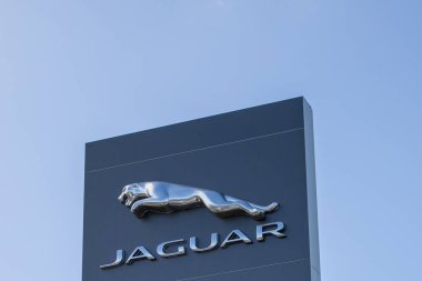 Bordeaux, Fransa - 04 29 29 2024: Jaguar mağaza tabelası metin ve logo markalı araba 3d krom tabela