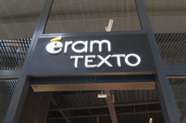 Bordeaux, Fransa - 05 02 02 2024: eram texto butik marka logo ve ön cephe giriş zinciri moda mağazasında metin imzalama