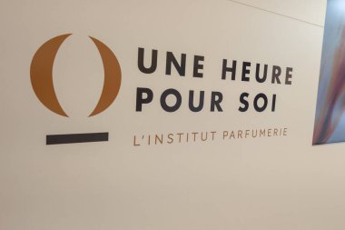 Bordeaux, Fransa - 05 01 01 2024: une heure pour soi logo text and sign brand fronade store butik mağaza giriş zinciri Fransız güzelliği
