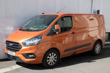 Bordeaux, Fransa - 04 29 29 2024: Ford transit logo işareti ve yan taraftaki American van üzerinde metin işareti