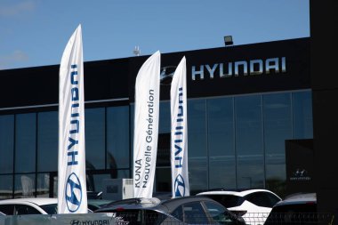 Bordeaux, Fransa - 04 29 29 2024: Hyundai ön cephe bayii metin imzası ve istasyon mağazası ve otomobil markasının logosu