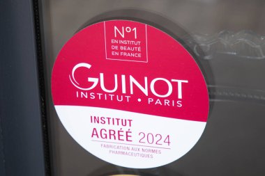Bordeaux, Fransa - 05 01 2024: Guinot Paris 2024 Öndeki duvar binasındaki güzellik enstitüsünde metin ve marka logosu