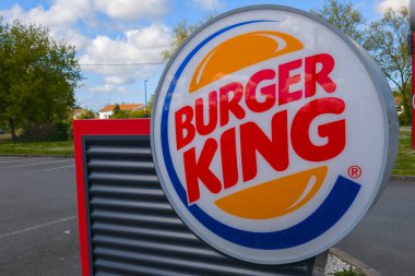 Bordeaux, Fransa - 04 29 29 2024: Burger King Restoran tabelası metin ve marka logosu bize fast food bayiliği tanıtıyor