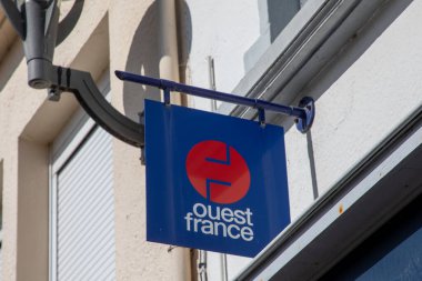 nantes, Fransa - 05 01 01 2024: Outest France logo markası ve metin imzası Wall facade shop information French West newspaper company