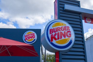 Bordeaux, Fransa - 04 29 29 2024: Burger King Restoranı, fast food bayiliğimiz için metin ve marka logosu