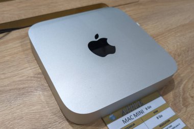 Bordeaux, Fransa - 05 12 2024: Apple man mini logo ve zincir işareti mağazada Amerikan çok uluslu butik bayii bayii bayii mağazasında
