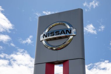Bordeaux, Fransa - 05 10 2024: Japon markalı mağaza işaretli galeride Nissan logosu