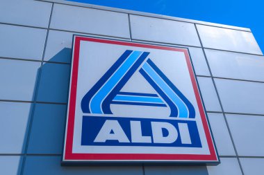 Bordeaux, Fransa - 05: 12 2024: Aldi market tabelası süpermarket girişi süpermarket logosu indirimli süpermarket zinciri