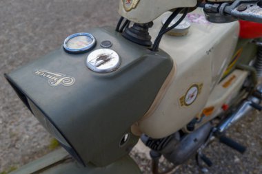 Bordeaux, Fransa - 05 12 2024: Simson logo markası ve metin işareti GDR far moped Almanya 'da üretildi