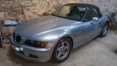 Bordeaux, Fransa - 05: 12 2024: BMW Z3 spor araba gri, üstü açılabilir çatı