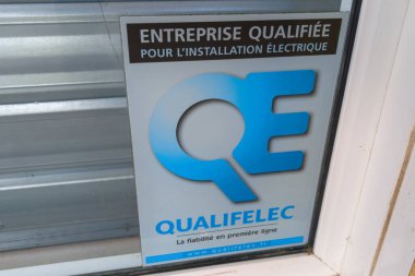 Bordeaux, Fransa - 05: 15 2024: Nitelikli sertifika Fransız firması elektrik kurulum etiketi ve marka logo metin elektrik şirketleri için nitelikli şirket
