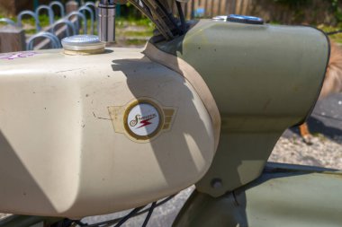 Bordeaux, Fransa - 05: 12 2024: Simson Schwalbe GDR mobilet logosu ve Doğu Almanya 'da antik scooter üzerinde metin işareti