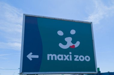 Bordeaux, Fransa - 05: 12 2024: Maxi Hayvanat Bahçesi logosu ve girişteki zincir mağazası ön cephesi ve hayvan aksesuarları