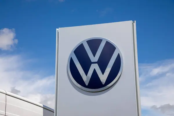 Bordeaux, Fransa - 05 10 2024: Vw Volkswagen ön cephe işareti marka ve logo metin arabası otomobil bayisi önünde