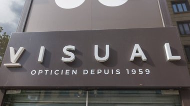 nantes, Fransa - 05 22 22 2024: Görsel opticien logo marka optik ve metin işareti mağaza önündeki Fransız tıbbi mağaza önü Optisyen gözlükleri