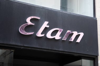 Bordeaux, Fransa - 05: 22 22 2024: etam marka metin girişi ön cephe mağazası tabelası ve dükkan duvarındaki logo tabelası