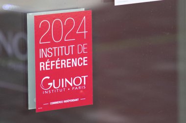 Bordeaux, Fransa - 05 22 2024: Guinot Paris referansı 2024 vitrin duvarı binasındaki ön cephe güzellik enstitüsünde metin ve marka logosu