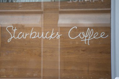 Bordeaux, Fransa - 05: 30 30 2024: Starbucks kahve evi logosu metin ve marka tabelaları Amerikan kahve şirketi cephesi