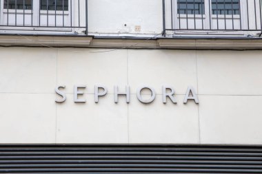 nantes, Fransa - 05 28 2024: Duvar önü dükkanındaki Sephora tabelası metin ve marka logosu parfüm dükkanının Fransız butik mağaza zinciri girişi