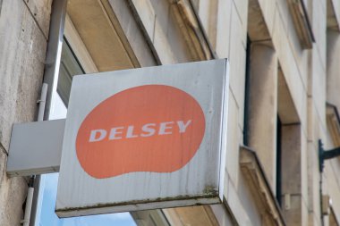 nantes, Fransa - 05: 22 22 2024: Delsey Paris logosu ve Fransız şirketinin mağazasının önündeki marka metin bavul ve seyahat mağazası aksesuarları üretiyor