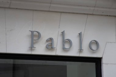 nantes, Fransa - 05 28 2024: Pablo marka metin cephe mağazası tabelası ve logosu ön cephede.