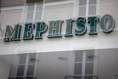 Nantes, Fransa - 05: 28 28 2024: mephisto mağazası lüks ayakkabı ön cephe mağazasında metin ve logo markası