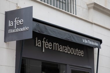 nantes, Fransa - 05 28 28 2024: la fee maroutee marka logo ve ön cephe moda mağazasında metin imzalama