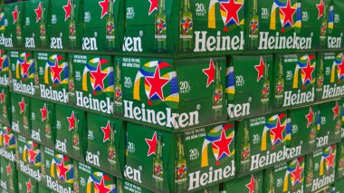 Bordeaux, Fransa - 05: 30 2024: Heineken marka ve metin logosu soluk lager bira şişesi kutusu pazarda satılıyor