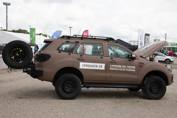 Bordeaux, Fransa - 06 03 2024: sengager.fr in military ford car sign and text logo French Army Askere alma