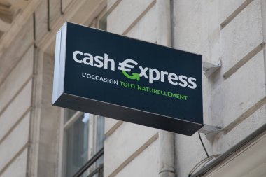 Nantes, Fransa - 05: 22 22 2024: Cash Express metin logosu ve Cashhexpress tefeci dükkanı tabela cephesi