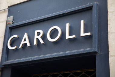 Bordeaux, Fransa - 05: 22 22 2024: Caroll metin markası ve giyim mağazası logosu Lüks kadınlar için caddedeki Fransız dükkânı ön tabelası