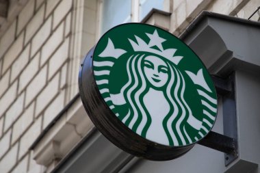 Nantes, Fransa - 05: 22 22 2024: Starbucks cafe marka kahve dükkanı yuvarlak logo ön dükkan zinciri ön cephesi girişi
