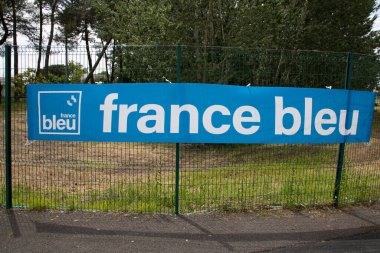 Bordeaux, Fransa - 05: 27 27 2024: Fransa bleu sancak logosu yerel radyo işaret ağı Fransız kamu hizmeti radyo yayıncısı