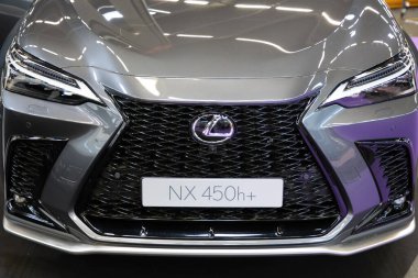 Bordeaux, Fransa - 05: 30 2024: Lexus nx 450h + metal krom logo markası ve modern lüks araba çok uluslu Japon üreticisi